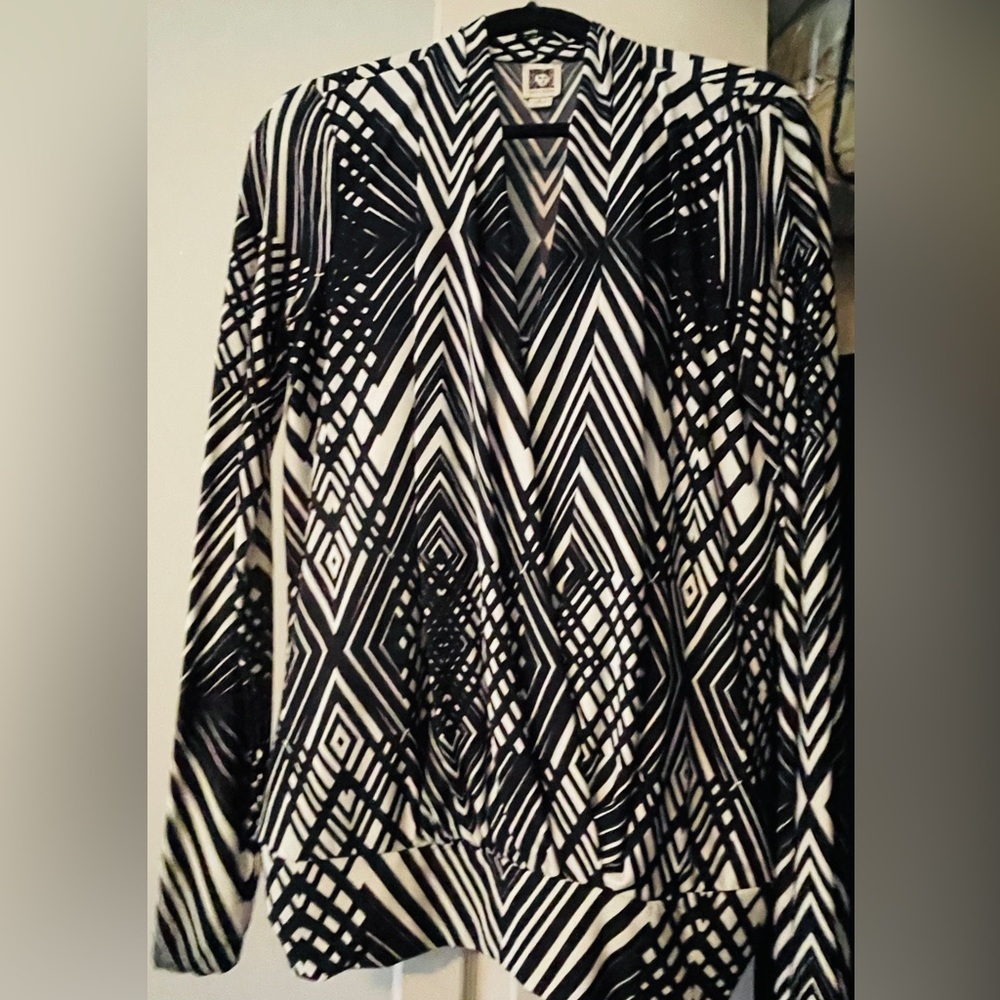 Beautiful Anne Klein blouse.
